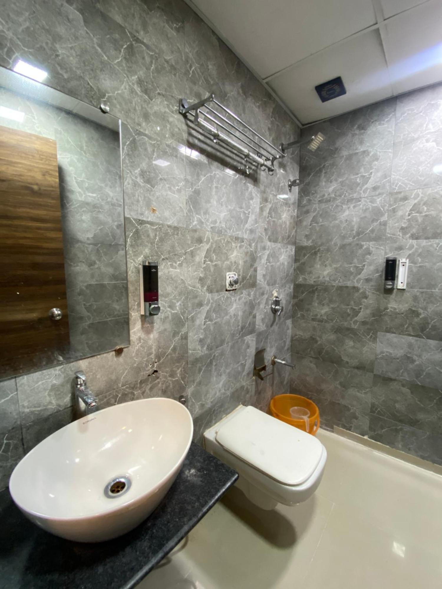 Hotel Blue Wellington - Near Mumbai Airport Extérieur photo